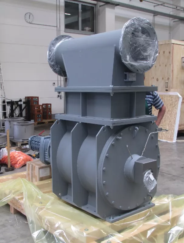 Fig. 3: KREISEL Ceramic rotary feeder Type 700x700-11 LU with mounted leakage air collector and with blow shoe, ready for transport
