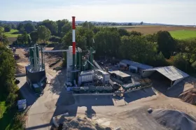 In the Aichach asphalt mixing plant, wood dust is used as a fuel instead of heating oil by the Benninghoven EVO Jet multi-fuel burner. (Pictures: ©Wirtgen Group)