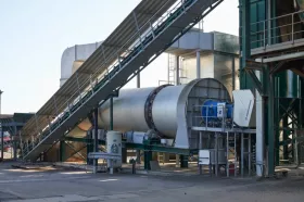 At the heart of the asphalt mixing plant in Aichach is the EVO JET 3 multi-fuel burner from Benninghoven.