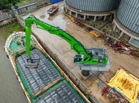 The machine unloads around 250 tons of raw materials per hour with four cycles per minute, ensuring a steady, rapid supply to the mill. (Pictures: ©SENNEBOGEN)