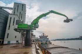The 12-meter banana boom and 5-meter pylon provide easy access to deep cargo holds and a clear view of the jetty and vessel.